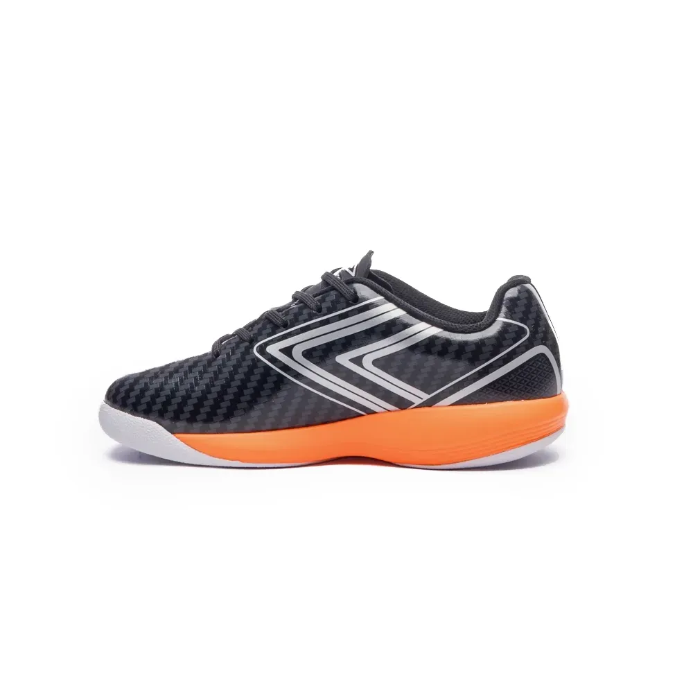 Vista frontal da chuteira de futsal infantil Umbro Pro 5 Jr preto com detalhes em laranja, destacando o design moderno